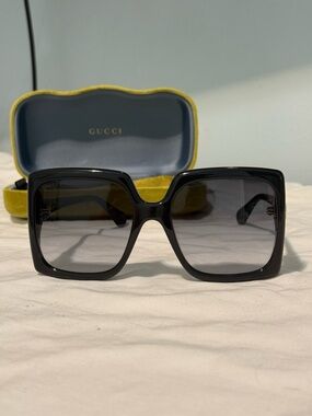 Gucci GG0876S Oversized Square Sunglasses Black Gradient Gold GG Logo w/ Case
